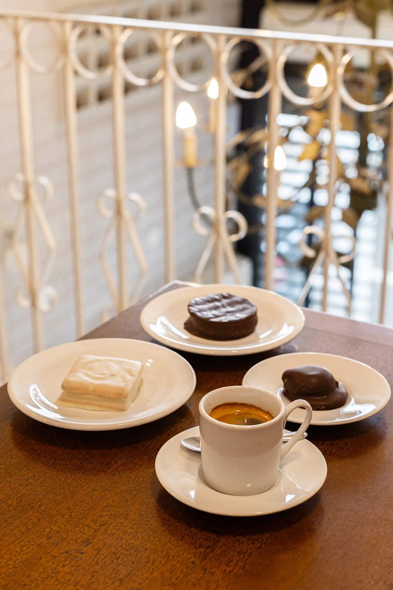 Alfajores Tesoro Negro e Blanco com espresso