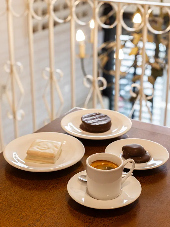 Alfajores Tesoro Negro e Blanco com espresso