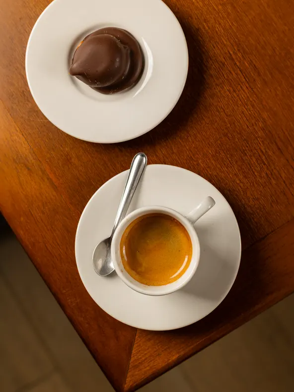 Espresso e alfajor de chocolate